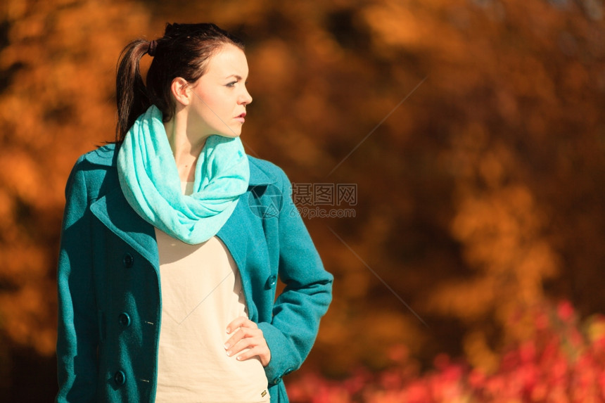 秋叶生活方式概念和谐自由青春少女在秋季公园散步放松金色的叶子背景图片