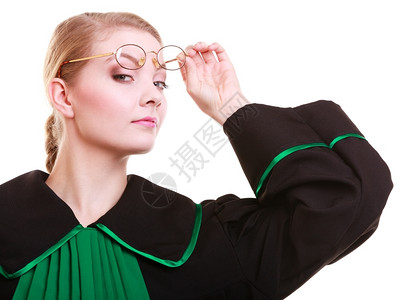 年轻女律师身着经典抛光波兰白色背景孤立的黑绿袍图片