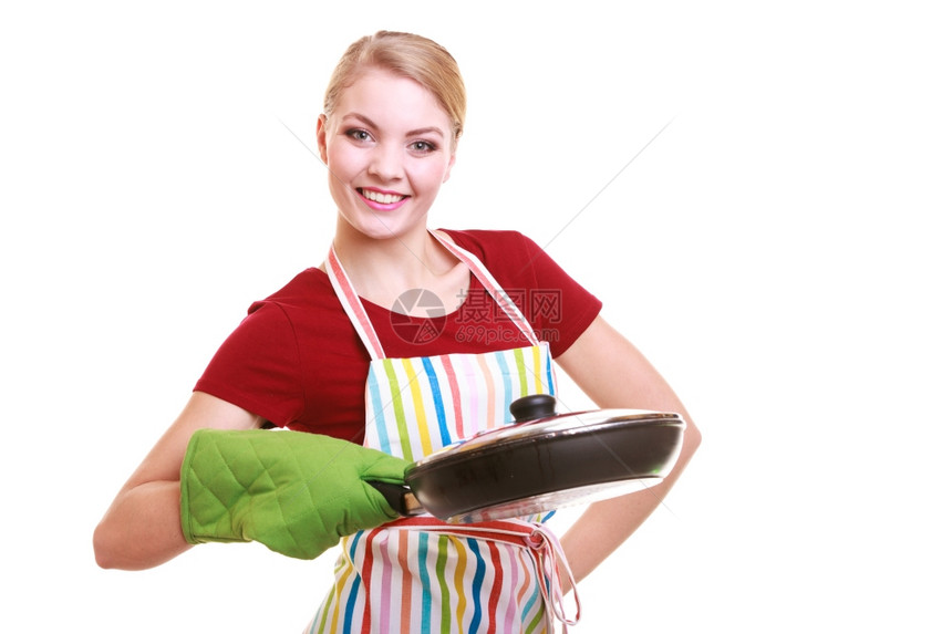 快乐的家庭主妇或厨师身着多彩的厨房围裙手电板煎锅孤立的演播室拍摄图片