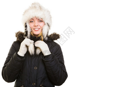 假毛皮冬假穿着温暖衣服的快乐正女孩穿着毛帽的快乐年轻女人背景