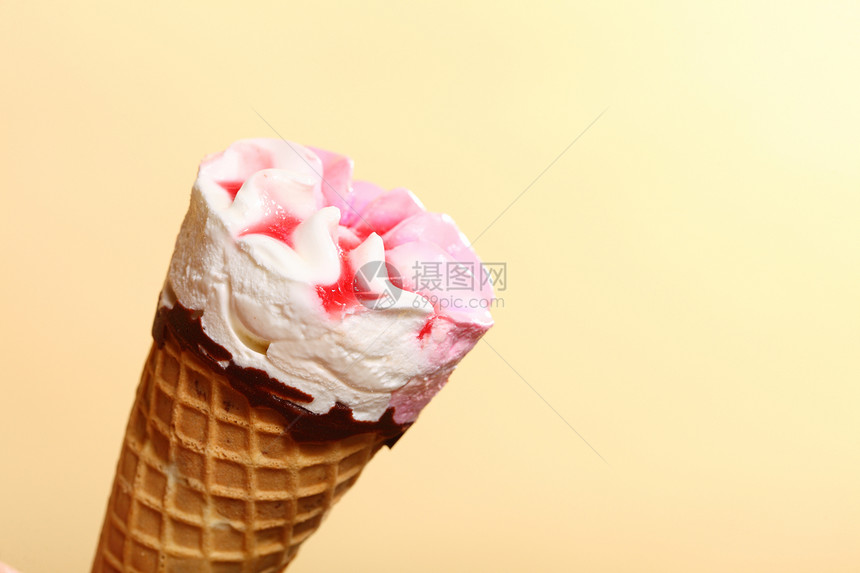 橙色的贝里冰冻淇淋松饼蛋卷夏季的甜点更新图片