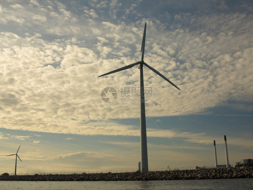 日落出时在丹麦附近的沿海黄岸风轮涡机发电站用于可再生能源产替代绿色能源生态图片
