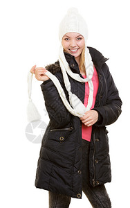 冬假穿着温暖衣服的快乐好女孩年轻女人在白衣上玩得开心图片
