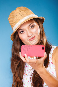 科技互联网和快乐人的概念少女用智能手机照相拍自妇女用蓝色手机图片
