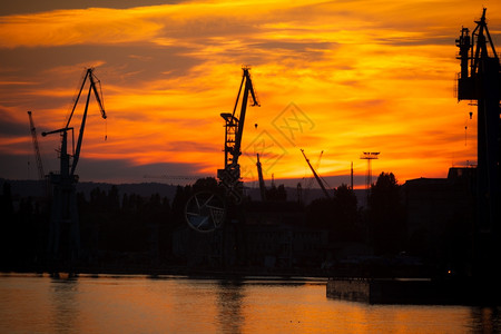 波兰格但斯克日落时的大型船坞起重机工业观景图片