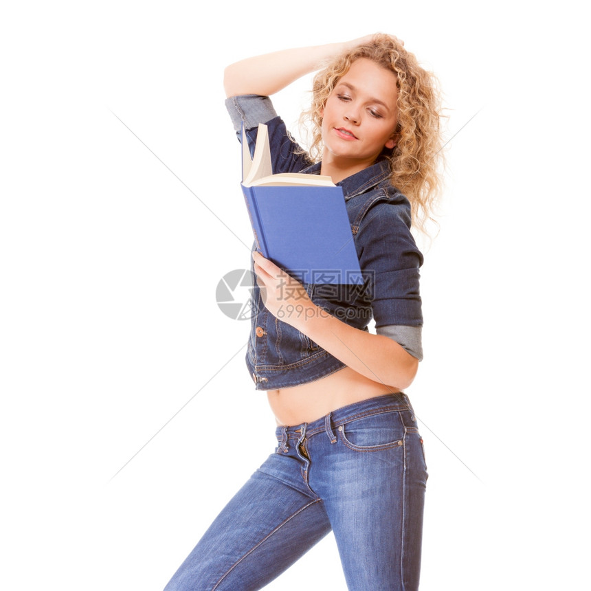 Denim时尚与教育大学女生阅读书快乐穿时装蓝色牛仔裤和外套的随身女学生图片