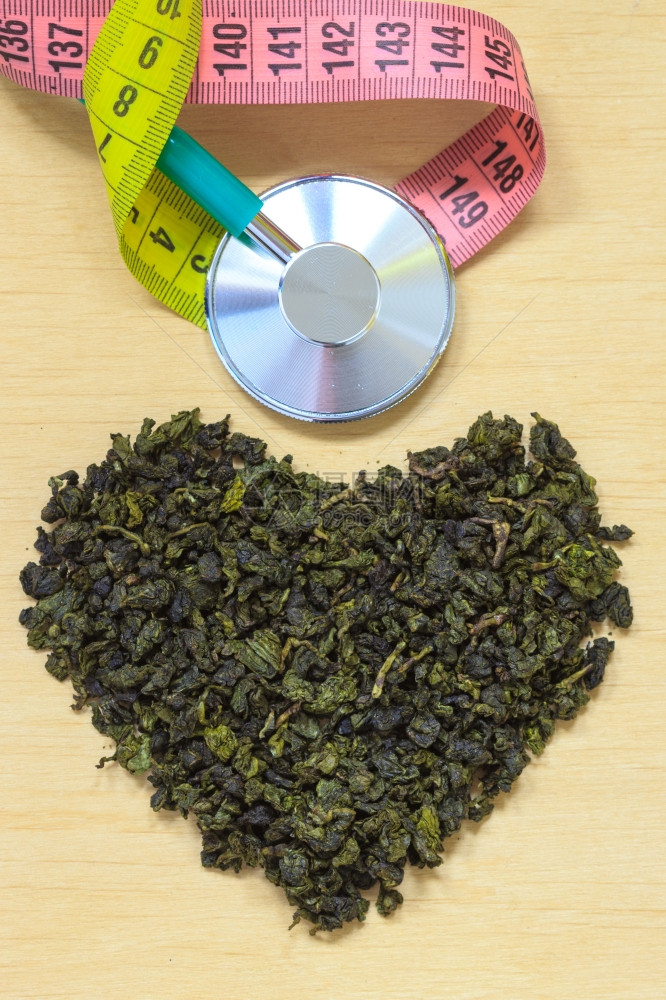 绿茶心在木表面形成听诊器图片