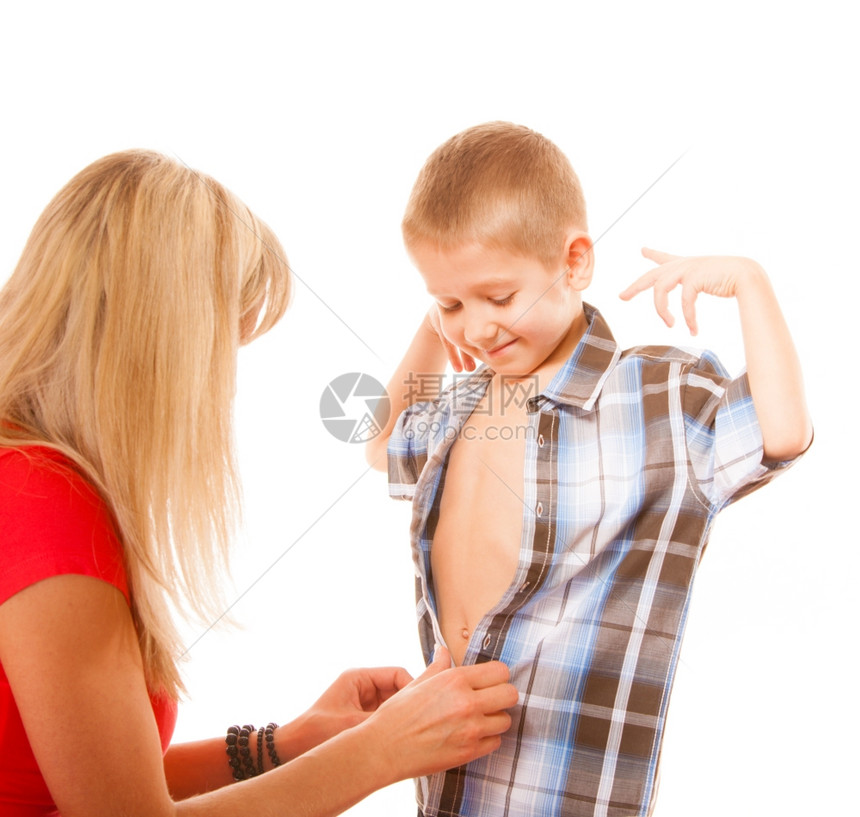 母亲和儿子系紧扣在白色背景上孤立的衬衫儿子系在白色背景上孤立的衬衫图片