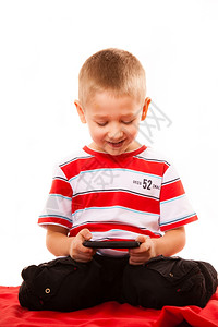 休闲技术和互联网概念有智能电话游戏或阅读短信的小男孩图片