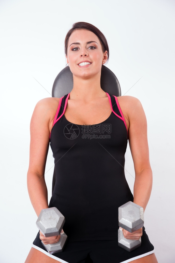 年轻成女子把肌肉压在长椅上图片