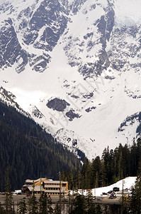 半边高山的滑雪度假胜地图片