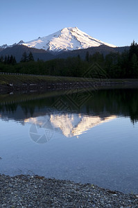 贝克山在同一个名字的湖中出现图片