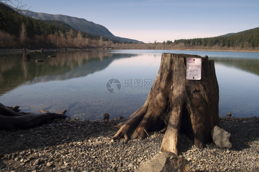 湖岸没有停车标志的无必要地点图片