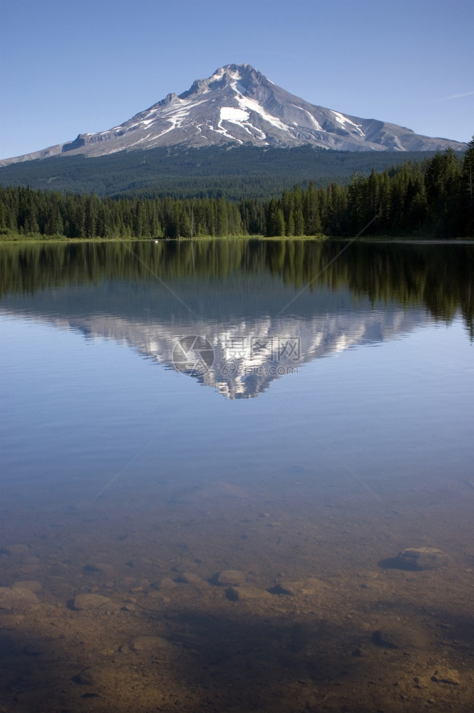 美国俄勒冈州Hood山附近称为Trillium的山区湖图片
