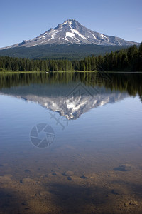 美国俄勒冈州Hood山附近称为Trillium的山区湖图片