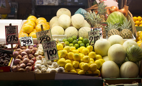 当地市场各种水果和蔬菜图片