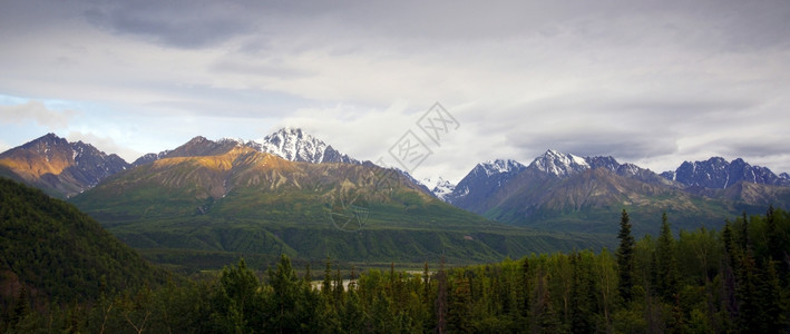 北美阿拉斯加的丘奇山脉图片