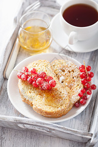 白色蜂蜜早餐用红面包和糖粉加背景