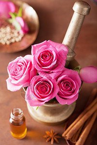 水疗和芳香法配有玫瑰花迫击和香料高清图片