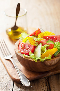 配西红柿黄瓜和胡椒的健康沙拉图片