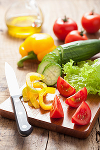 切新鲜蔬菜黄瓜番茄胡椒和沙拉叶图片