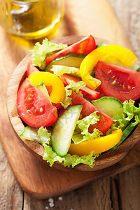 配西红柿黄瓜和胡椒的健康沙拉图片
