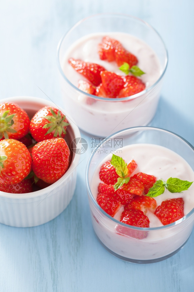 酸奶配有草莓和薄荷叶图片