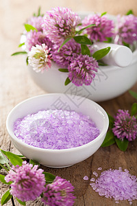 含紫草盐和青柳花的SPA背景图片