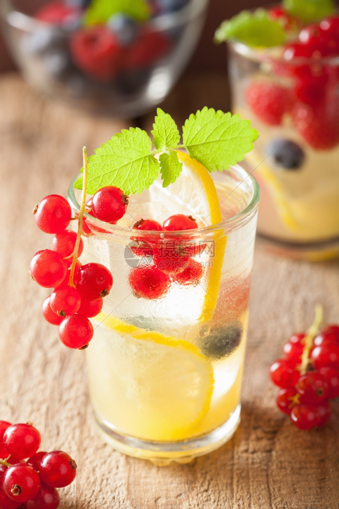 夏季柠檬汁加莓果和图片