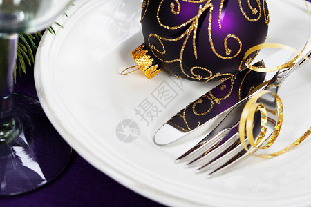 紫色餐具圣诞新年节假日餐桌设置装饰背景