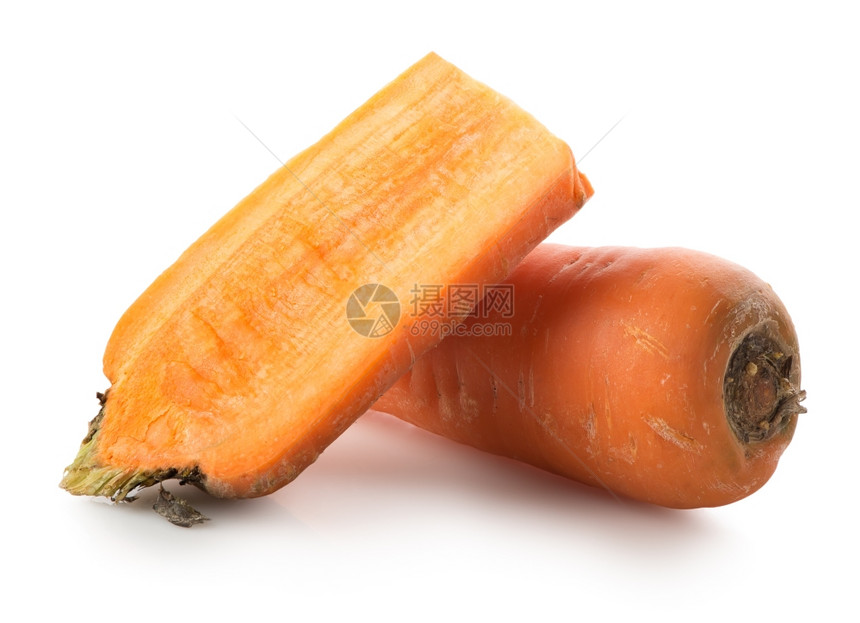 被切碎的胡萝卜孤立在白色背景上图片