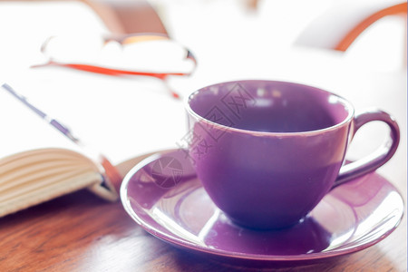 木制桌上的紫咖啡杯股票照片图片