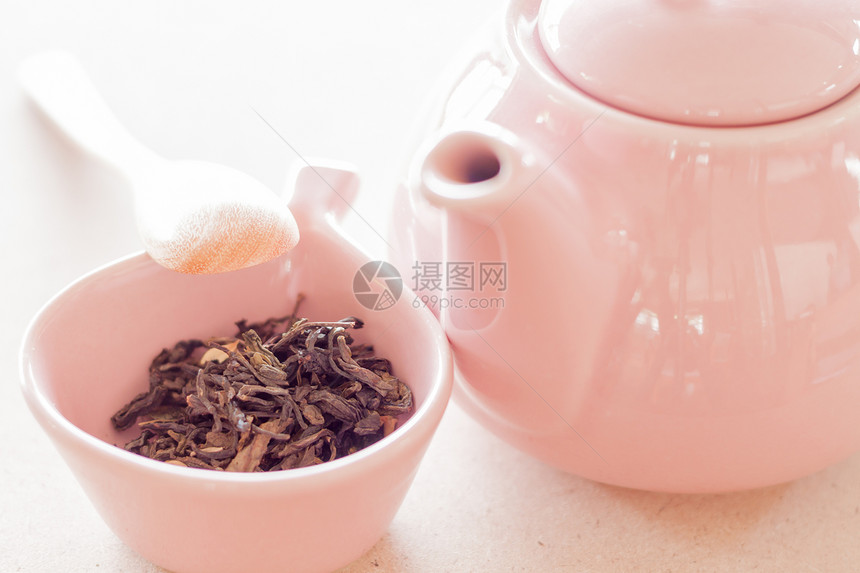 陶瓷杯中的乌龙茶罐子和木勺股票照片图片