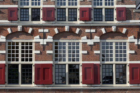 在荷兰莱顿有窗户百叶的古迹外表高清图片