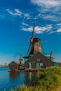 好赞动态素材荷兰河附近ZaanseSchans的风车景乡村观图背景