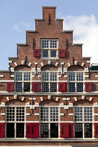 在荷兰莱顿用窗户的人群便捷通道背景图片