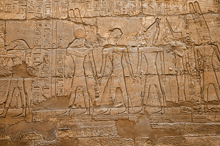 墙上的古代象形文字卡纳克寺庙背景图片