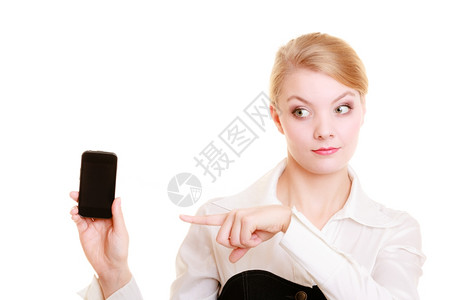 交流和广告年轻女商人展示手机女指着在白色上被孤立的智能手机图片