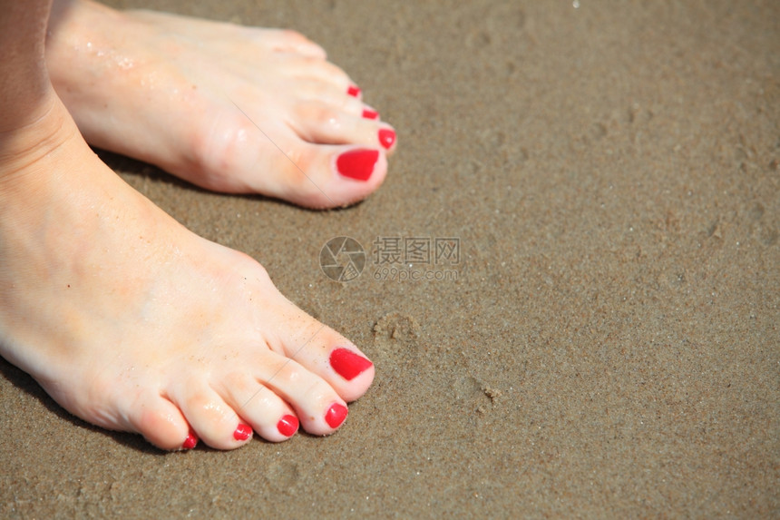 女子在水中走路女孩39在沙滩上赤脚腿图片