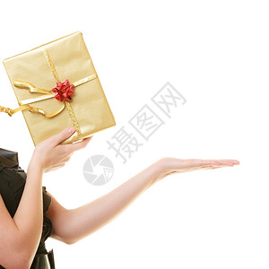 假日爱与幸福概念带金礼物盒的女孩空手为您产品或单文本提供图片