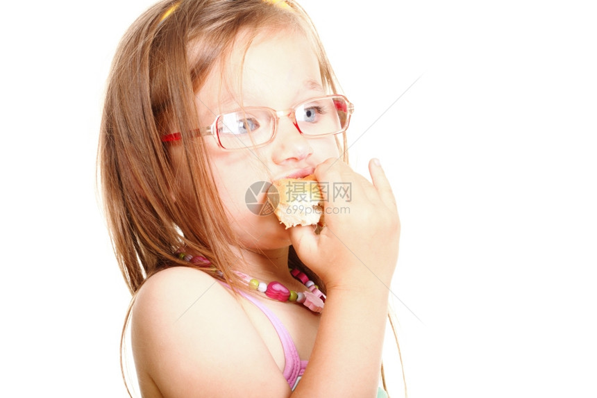 甜的小女孩吃面包孤立在白色图片