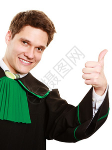 法律庭波兰油色黑绿袍的男律师用拇指举起成功手牌势在白色上孤立的手势图片