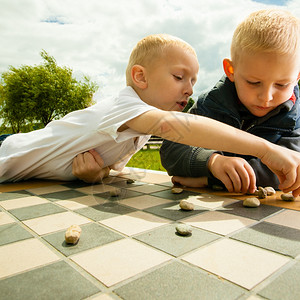 小男孩聪明的玩跳棋图片