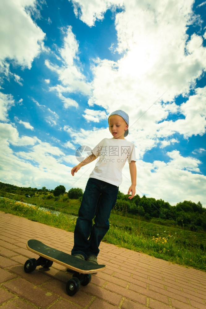 活跃的儿童玩滑板图片