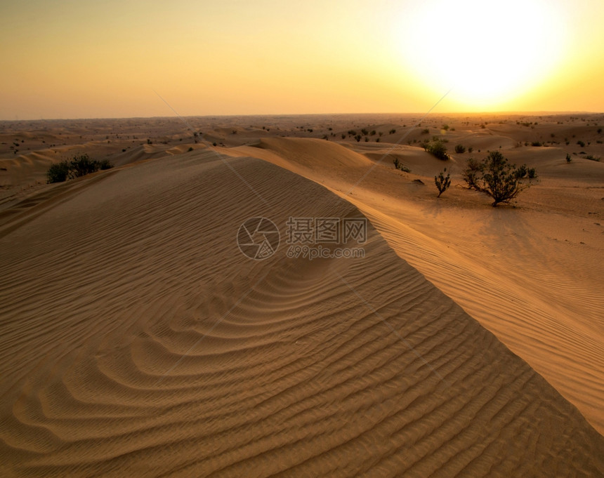 有着沉沙天空的漠景观图片