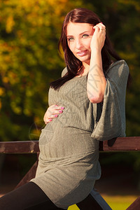 怀孕妇在公园散步图片