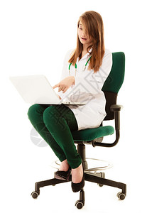 在电脑笔记本上工作指向隔绝屏幕的全称实验室外衣女医生图片