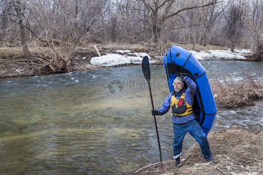 在科罗拉多州柯林斯堡CachelaPoudre河岸科罗拉多州林斯堡冬季或初春风景上携带背包用于探险或冒赛的单人轻型木筏背包的高级图片