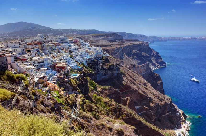 希腊圣托里尼岛首府Fira爱琴海悬崖上的传统建筑图片