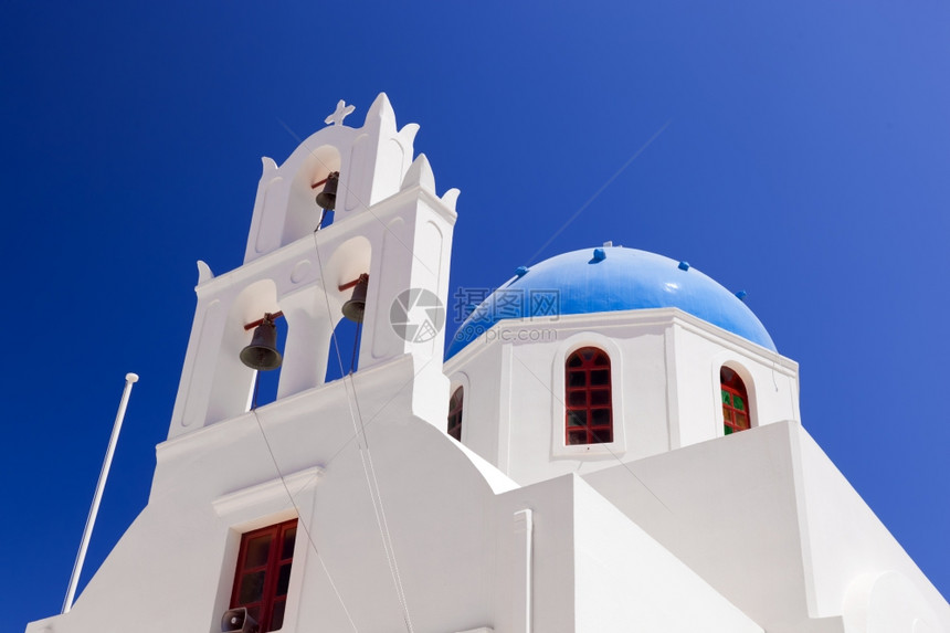 希腊圣托里尼岛Oia或Ia的白教堂带有蓝色圆顶传统建筑和著名的旅游景点图片